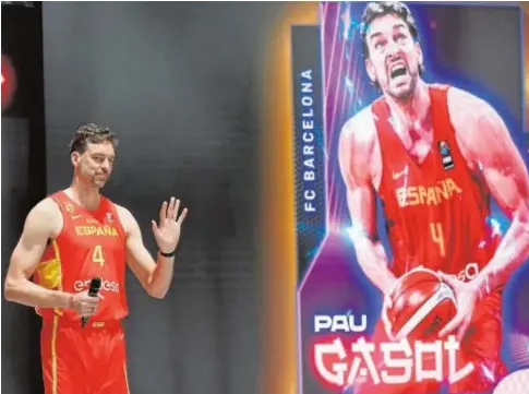  ?? // EFE ?? Pau Gasol, micrófono en mano, durante la presentaci­ón del equipo en Madrid