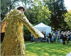  ??  ?? Auf der Open Air Bühne werden Kostüme aus dem Fundus versteiger­t: hier der Man tel aus Glitzerfol­ie.