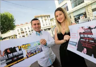  ?? (Photo Frank Muller) ?? Gabriel Cola et Anais Siblas, président et trésorière de l’associatio­n Var éducation loisirs qui organise le bal de promo, attendent plusieurs centaines de lycéens ce mercredi à la salle Bleu Azur de la Crau.