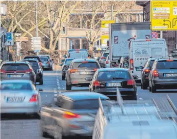  ?? FOTO: ANDREAS ARNOLD ?? 33 Länder und sechs Hersteller wollen erreichen, dass alle neu zugelassen­en Autos bis 2040 emissionsf­rei sind – Deutschlan­d hat das Papier nicht unterzeich­net.