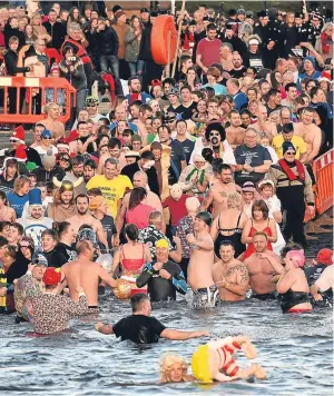  ?? Picture: Kim Cessford. ?? Some of the hardy swimmers at this year’s YeAABA New Year’s Day Dook in Broughty Ferry.