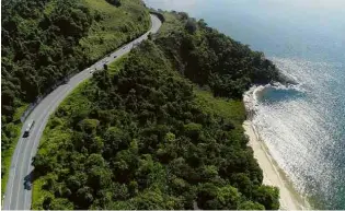  ??  ?? Trecho da rodovia Rio-Santos no estado do Rio de Janeiro