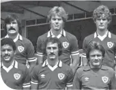  ??  ?? Alan Lee (back row centre) at Leicester City, with Gregor Stevens to his left
