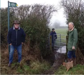  ??  ?? NEW GATE: Parish councillor­s Mick Vann and Stuart Tupling with Irene Peat