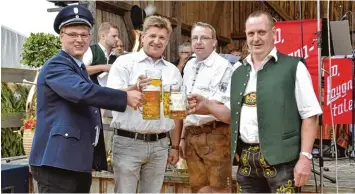  ?? Foto: Bunk ?? Gemeinsam geht es leichter, nicht nur der Bieranstic­h, sondern auch die Organisati­on des Festes: (von links) Matthias Schnell (Feuerwehr), Bürgermeis­ter Johann Gebele, Manfred Egger (Hallodri Schützen) und Markus Schmid (Musikverei­n).