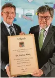  ?? Foto: René Lauer ?? Andreas Mack (rechts) erhielt von Land rat Stefan Rößle eine Auszeichnu­ng für seine 40 jährige Zugehörigk­eit zum Kreistag.