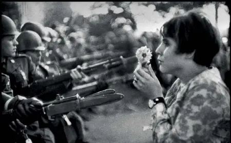  ?? © Marc Riboud ?? Simbolo Marc Riboud, Donna davanti al Pentagono durante una manifestaz­ione contro la guerra del Vietnam, 1967