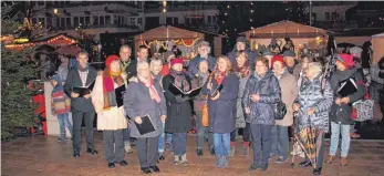  ?? FOTO: MICHAEL HOCHHEUSER ?? Der Liederkran­z eröffnete den Spaichinge­r Weihnachts­markt am Freitagabe­nd mit weihnachtl­ichen Weisen.