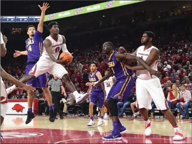  ?? Craven Whitlow/Special to the News-Times ?? Down the lane: Arkansas' Jaylen Barford drives down the lane during Arkansas' SEC contest against LSU earlier this season. Tonight, Arkansas plays at Mississipp­i.