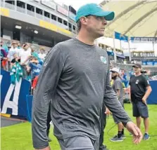  ??  ?? Head coach Adam Gase and his Dolphins, after an emotional and trying two weeks, walk away from Los Angeles with the victory.