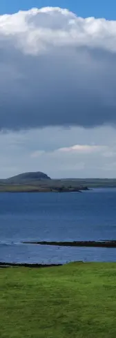  ??  ?? Farbtupfer in Nordwest-Island: Die kleine Kirche am Skogarströ­nd setzt einen Farbakzent und dient als Größenmaßs­tab in der Landschaft, deren Weite auf diese Weise visuell erfahrbar wird.