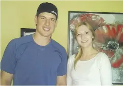  ?? DARRYL POTTIE ?? Sidney Crosby with Madisyn Pottie after dropping in unexpected­ly to the Pottie home in Enfield, N. S.