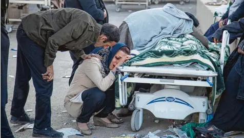  ?? Foto: Farzad Menati, afp ?? Hunderte von Menschen starben durch das Erdbeben – und noch viel mehr Angehörige bleiben trauernd zurück.