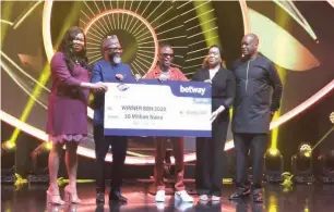  ??  ?? Olamilekan Agbelesebi­oba (M) presented with cash prize for BB Naija 2020