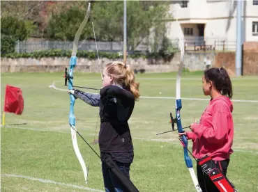  ?? Photo: Ettioné Ferreira ?? Erin Bradley (Rhodes Archery) and Jennifer Rogers (Londt Park) shooting for gold during the George Scales Championsh­ips held at Rhodes University during the weekend.