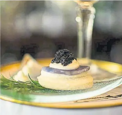  ??  ?? No cualquiera. El caviar propiament­e dicho proviene sólo del esturión, el pez más antiguo del mundo.