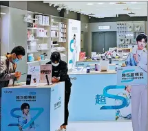  ?? PROVIDED TO CHINA DAILY ?? A Vivo smartphone shop in downtown Beijing.