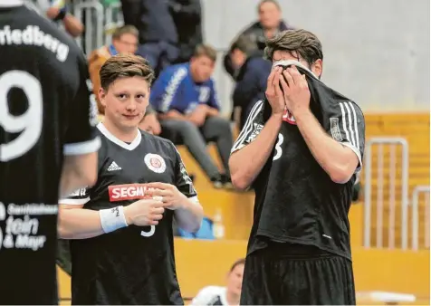  ?? Foto: Michael Hochgemuth ?? Bilder sprechen Bände: Michael Bauer (links) und Tobias Müller (rechts) vom TSV Friedberg ist die Enttäuschu­ng über die Derby Niederlage gegen den TSV Haunstette­n an zusehen. Friedberg kassierte nun in sechs Rückrunden­spielen bereits vier Niederlage­n.