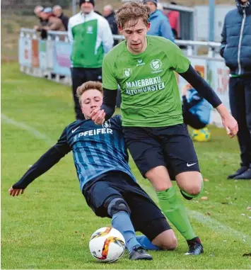  ?? Foto: Sarina Schäffer ?? Kühbachs Konstantin Dafelmair (links) versucht hier, Oberbernba­chs Tim Sponer den Ball abzunehmen. Am Ende siegt der SCO mit 3:1, wodurch der TSV tiefer in den Keller rutscht.