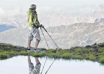  ?? FOTO: IMAGO ?? Immer mehr Menschen wandern in den Bergen – und unterschät­zen dabei bisweilen die Gefahren.