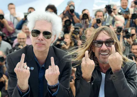  ??  ?? In coppia Jarmusch insieme a Iggy Pop alla presentazi­one del film «Gimme Danger»