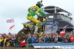  ??  ?? Hunter Lawrence a fait très fort à Matterley en allant chatouille­r les meilleurs pilotes 450 du monde au guidon de sa Suzuki 250 RM-Z…