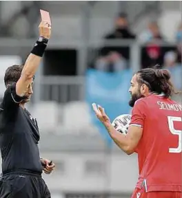  ?? Foto: Ben Majerus ?? Schiedsric­hter Eldorjan Hamiti zeigt Vahid Selimovic in der 34.' die Rote Karte.