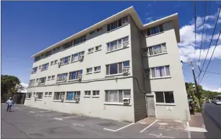  ?? The Maui News / MATTHEW THAYER photo ?? The Lahaina Crossroads apartment building is seen on Luakini Street in September.