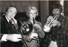  ?? FOTO: IMAGO IMAGES ?? Jam-Session im Unterhaus: Margaret Thatcher (Mitte), die spätere britische Premiermin­isterin, im Trio mit Chris Barber und Kenny Ball.