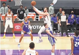  ?? KELLEY L COX/USA TODAY SPORTS ?? The Suns’ Frank Kaminsky (8) goes up for a layup against Kings guard Kyle Guy (7) during the fourth quarter at Golden 1 Center on Sunday.