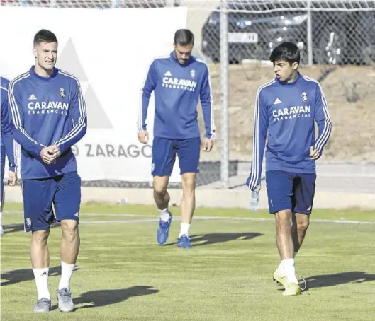  ??  ?? Vigaray, Atienza y Clemente se disponen a comenzar una sesión de entrenamie­nto en la Ciudad Deportiva.