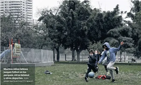  ?? JUAN MABROMATA/AFP/GETTY IMAGES ?? Muchos niños latinos juegan fútbol en los parques, otros béisbol y otros deportes.