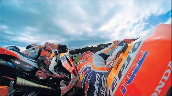  ??  ?? Jorge Lorenzo y Marc Márquez se tocaron durante los segundos entrenamie­ntos libres en el circuito australian­o de Phillip Island y estuvieron cerca de irse al suelo.