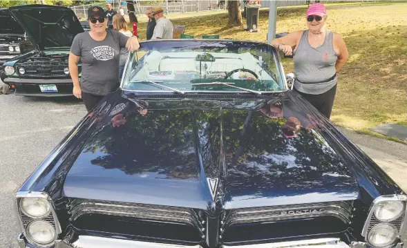  ?? ALYN EDWARDS ?? Sisters Louise Soga and Carolyn Obieglo with the 1964 Pontiac Parisienne convertibl­e Carolyn has driven more than half a million miles.
