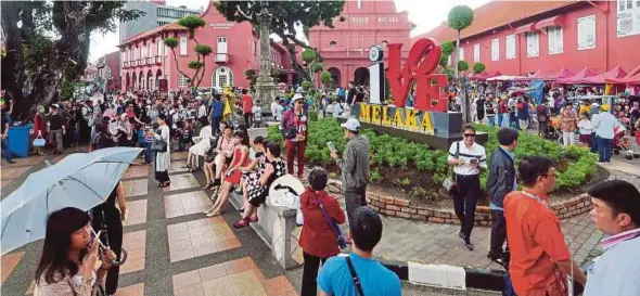  ?? PIC BY MUHAMMAD HATIM AB MANAN ?? Tourists from within and outside the country visiting historical sites around Melaka on Deepavali Day.