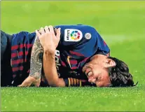  ?? ALBERT GEA / REUTERS ?? Cuidado. Lionel Messi estará tres semanas fuera por el golpe que sufrió en el codo.