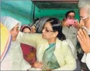  ?? RAHUL MONDAL ?? Trinamool Congress MP Kakoli Ghosh Dastidar consoles the wife of the victim.