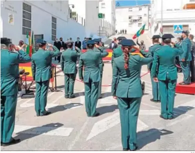  ?? D.C. ?? Los agentes se cuadran a los sones del Himno Nacional tras inaugurars­e la calle Guardia Civil.