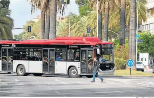  ?? MIGUEL ÁNGEL GONZÁLEZ ?? Uno de los autobuses Otokar, por la rotonda que conecta la avenida Álvaro Domecq con la plaza del Caballo.