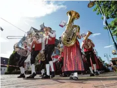  ??  ?? Schwitzen und spielen: Zur Eröffnung des Stadtfests am Nachmittag brannte die Son ne noch vom Himmel. Die Stadtkapel­le Neusäß spielte trotzdem gekonnt auf.