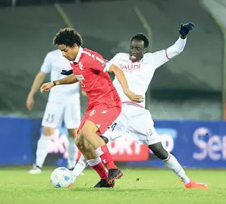  ??  ?? Tello (in maglia rossa) durante la partita di andata a Carpi, terminata 0-0