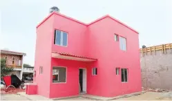  ??  ?? Unión, de color rosa, junto con Esperanza y Fortaleza, es uno de los tres modelos de casas resistente­s a sismos que se proyectaro­n especialme­nte para la zona.