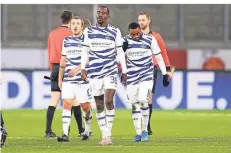  ?? FOTO: JÜRGEN FROMME /FIRO SPORTPHOTO ?? Die MSV-Spieler Connor Krempicki (v.l.), Wilson Kamavuaka und Arnold Budimbu trotten enttäuscht über den Platz.