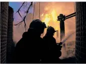  ?? FOTO: YAKIV LIASHENKO/AP ?? In Charkiw kämpfen ukrainisch­e Feuerwehrl­eute in einem Elektrizit­ätswerk nach einem russischen Raketenang­riff gegen die Flammen.