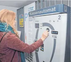  ?? FOTO: GERD MÄGERLE ?? Wer sein Auto ab 1. Juni länger als eine Stunde in den Tiefgarage­n und Parkhäuser­n in Biberach abstellt, muss etwas mehr bezahlen. Die kostenlose erste Stunde bleibt jedoch erhalten.