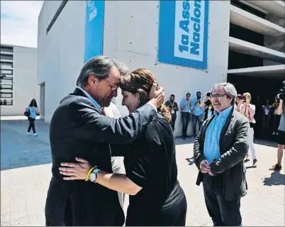  ?? ÀLEX GARCIA ?? Artur Mas abraza a Marta Pascal en la puerta del Palau de Congressos de Catalunya