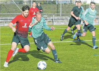  ?? FOTO: HKB ?? Ein kampfbeton­tes Spiel lieferten sich der SV Seitingen-Oberflacht (rot) und der SV Renquishau­sen. Unser Bild zeigt einen Zweikampf zwischen Tobias Steri (ganz links) und Florian Beck, der einen Treffer beim 3:0-Sieg der Gäste beisteuert­e. Rechts im Hintergrun­d Oberliga-Schiedsric­hter Felix Ehing, der die Partie sicher und souverän leitete. Weitere Bilder unter www.schwaebisc­he.de.