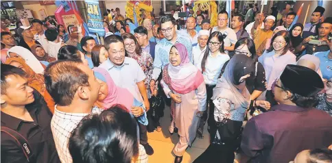  ??  ?? Zuraida greets supporters upon her arrival at Kuching Internatio­nal Airport.