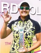  ?? MANNY MARCELO ?? Cyna Rodriguez flashes the No. 3 sign after dominating the Orchard Golf Ladies Classic, her third win on the ICTSI Ladies Philippine Golf Tour.