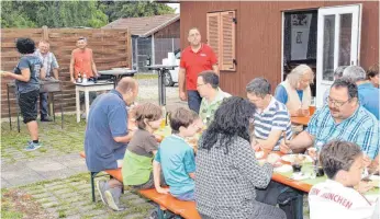  ?? FOTO: KLAUS PASEDAG ?? Gemütliche­s Helferfest: Am Vereinshei­m wurde kräftig gegrillt.